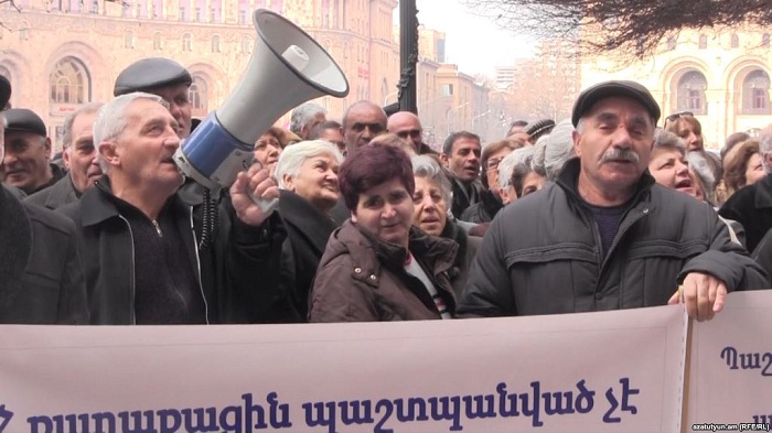 Anti-government protest held at the building of Armenian government